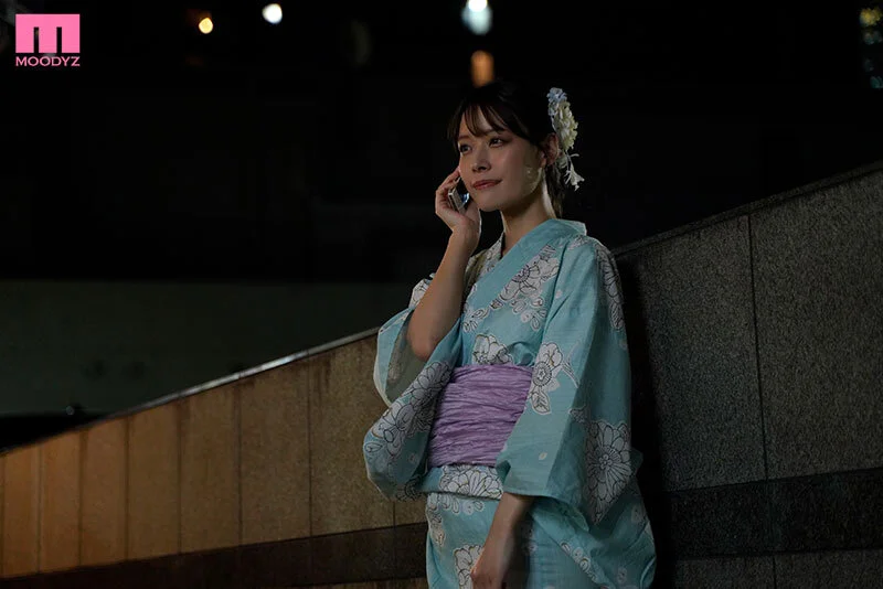 MIDA-428 友人と花火大会に行った僕は、浴衣姿で彼氏を待つ先生を目撃してしまう。先生は彼氏と待ち合わせのようだったが、彼氏が仕事の都合で来られなくなったようで一人寂しく帰ろうとしていた。先生が好きだった僕は声をかけて一緒に花火大会に行こうと誘った。先生に喜んでほしくて花火が綺麗に見える特別な場所に先生を連れて行ったが、突然の大雨。浴衣から透けて見える肌と淫らな姿に僕は欲望を抑えることができなった―1