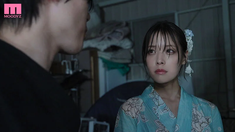 MIDA-428 友人と花火大会に行った僕は、浴衣姿で彼氏を待つ先生を目撃してしまう。先生は彼氏と待ち合わせのようだったが、彼氏が仕事の都合で来られなくなったようで一人寂しく帰ろうとしていた。先生が好きだった僕は声をかけて一緒に花火大会に行こうと誘った。先生に喜んでほしくて花火が綺麗に見える特別な場所に先生を連れて行ったが、突然の大雨。浴衣から透けて見える肌と淫らな姿に僕は欲望を抑えることができなった―2