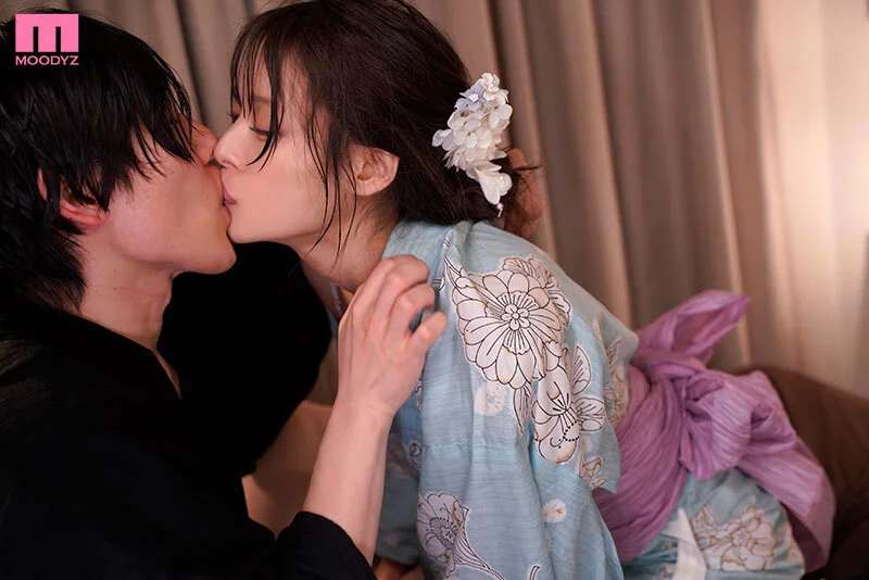 MIDA-428 友人と花火大会に行った僕は、浴衣姿で彼氏を待つ先生を目撃してしまう。先生は彼氏と待ち合わせのようだったが、彼氏が仕事の都合で来られなくなったようで一人寂しく帰ろうとしていた。先生が好きだった僕は声をかけて一緒に花火大会に行こうと誘った。先生に喜んでほしくて花火が綺麗に見える特別な場所に先生を連れて行ったが、突然の大雨。浴衣から透けて見える肌と淫らな姿に僕は欲望を抑えることができなった―3