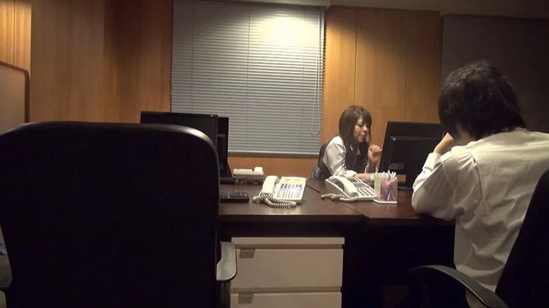 MMMB-068 夜まで我慢できないどすけべOL！業務中にこっそり社内不倫オフィスに漂うイカくさいザーメン臭4時間6