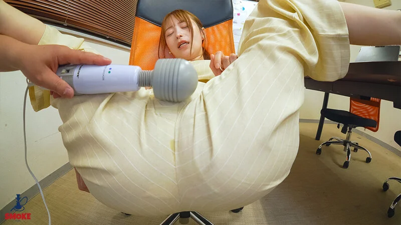 SMOK-024 【飲尿聖水セクハラ】 残業中、2人きりの社内でトイレ我慢で溜まった鮮度抜群おしっこを変態上司に目の前で見せつけ飲みされ恥ずかしめ小便まみれSEXでイキ狂わされてしまう新人デカ尻部下OL 天馬ゆい13
