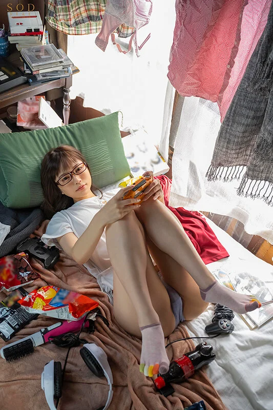 STARS-771 数年ぶりに帰省すると、アラサーの姉は未だに自称家事手伝い(ニート)の喪女だった。 隠れ巨乳の姉(26) 天宮花南3