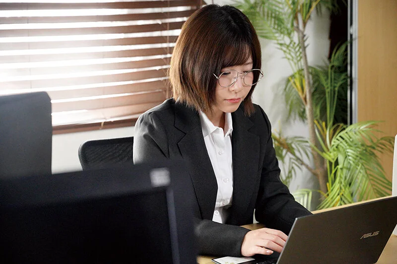 MKMP-712 「先生、アヘ顔が治りません…」すけべスイッチが入るとアヘ顔になってしまうむっつり地味OLに脳もマ○コもバグらせる絶頂ショック療法 沙月恵奈2