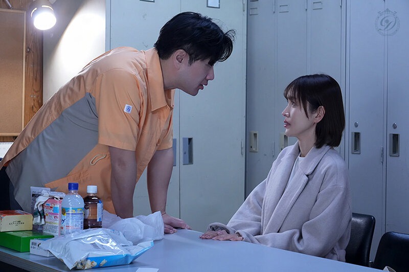 DLDSS-522 「盗んでないなら脱いでみろ。」隅から角まで探られた万引き妻 角奈保 出演・作品シーン画像1